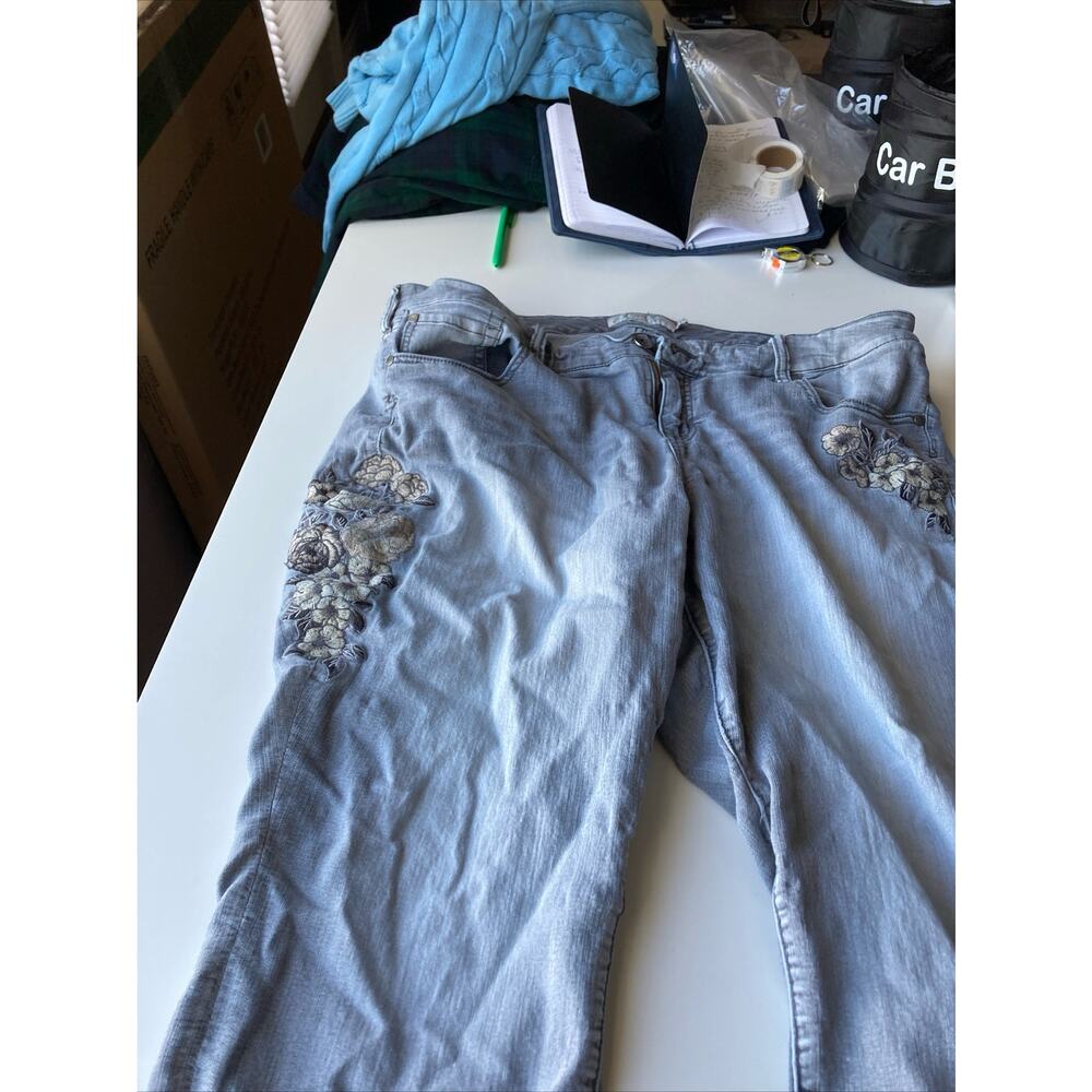 Torrid women’s embroidered gray ankle skinny jeans size 22R